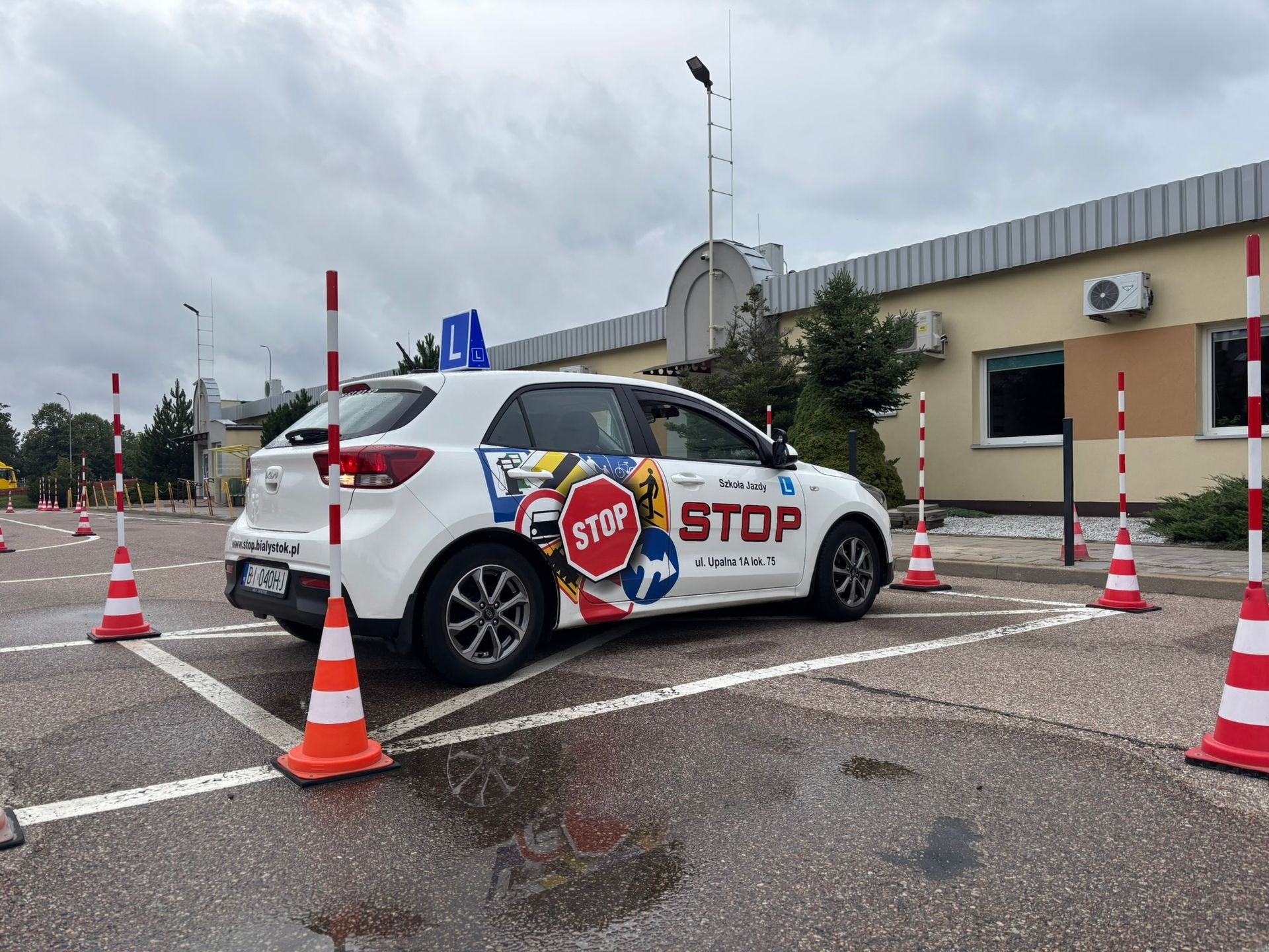 Samochód KIA RIO do nauki jazdy podczas szkolenia na placu manewrowym Samochód KIA RIO do nauki jazdy podczas szkolenia na placu manewrowym