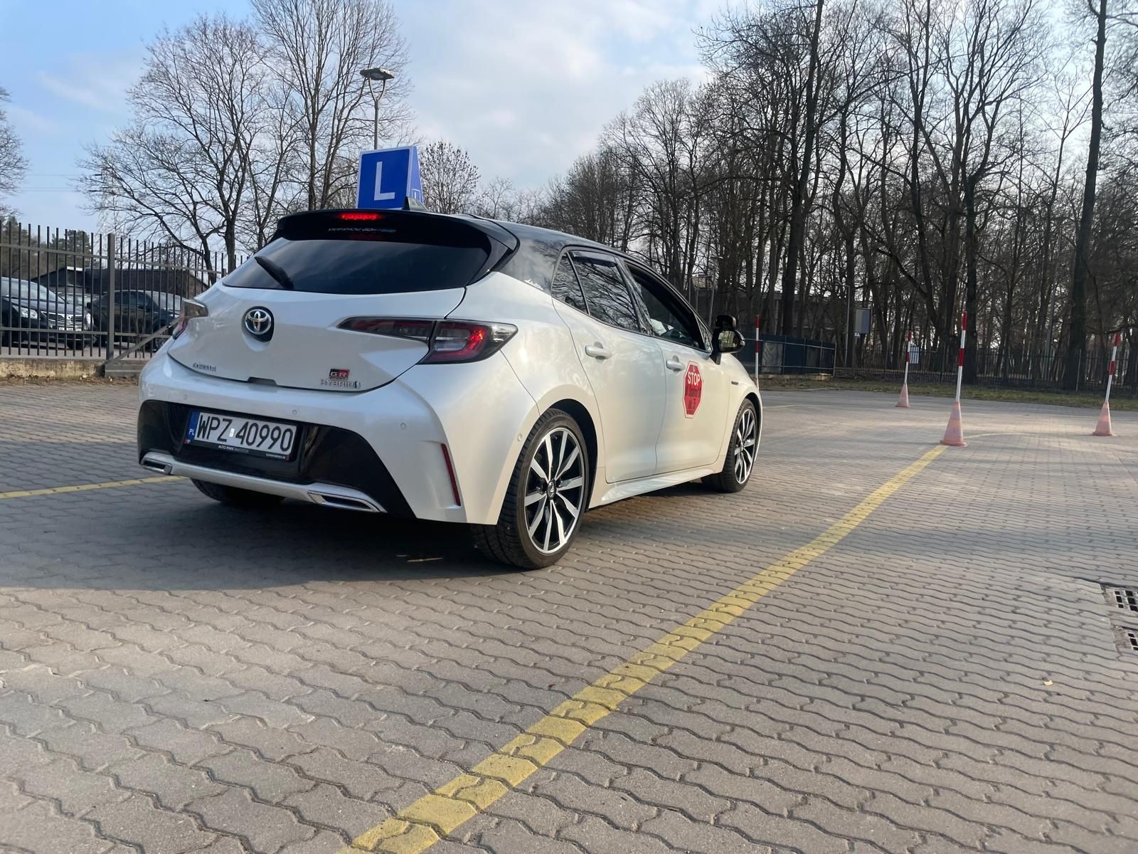 Auto z automatyczną skrzynią biegów podczas szkolenia na placu manewrowym Auto z automatyczną skrzynią biegów podczas szkolenia na placu manewrowym
